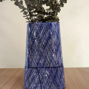 Jarrón Campana Grande en Cerámica Decorativo Azul con Blanco, Alto 28 cm