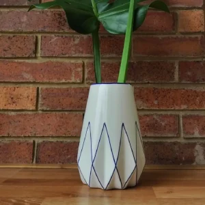 Jarrón Prisma Circular Mediano en Cerámica Decorativo Blanco con Azul, Alto 20 cm
