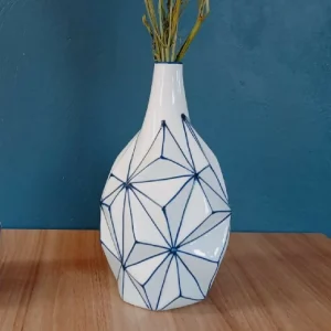 Jarrón Prisma Grande en Cerámica Decorativo Blanco con Azul, Alto 30 cm