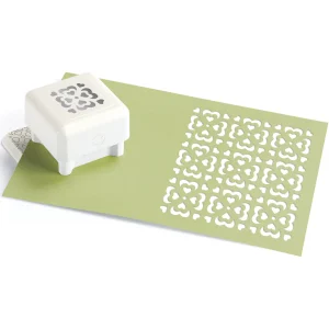 All Over the Page Petal Heart Pattern / Perforadora Pétalos de Corazones