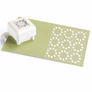 All Over the Page Crochet Flower Pattern / Perforadora Flor Moños