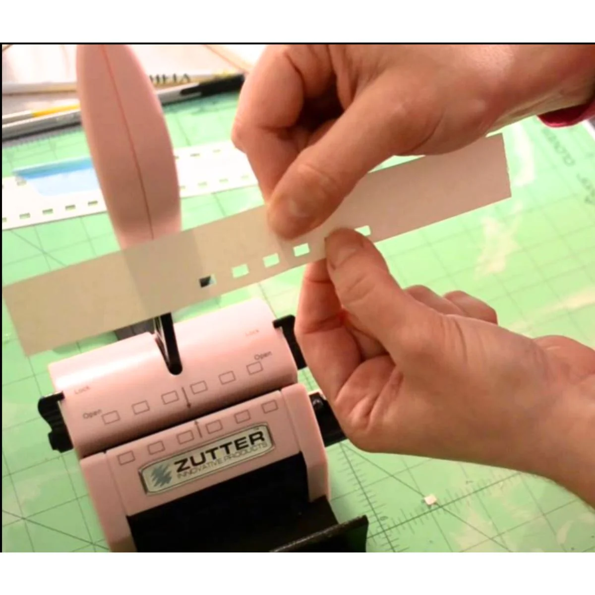 Bind-It-All Machine V2 White / Engargoladora Mini Blanca - Imagen 8