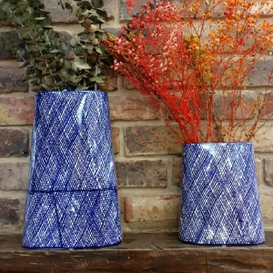 Jarrón Campana Pequeño en Cerámica Decorativo Azul con Blanco, Alto 18 cm