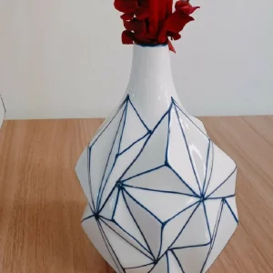 Jarrón Prisma Mediano en Cerámica Decorativo Blanco con Azul, Alto 23 cm