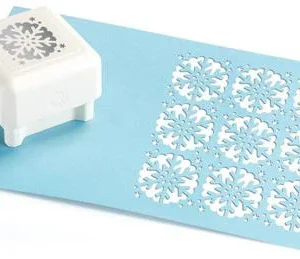 All Over the Page Scallop Snowflake Pattern / Perforadora Diseño de Copo de Nieve